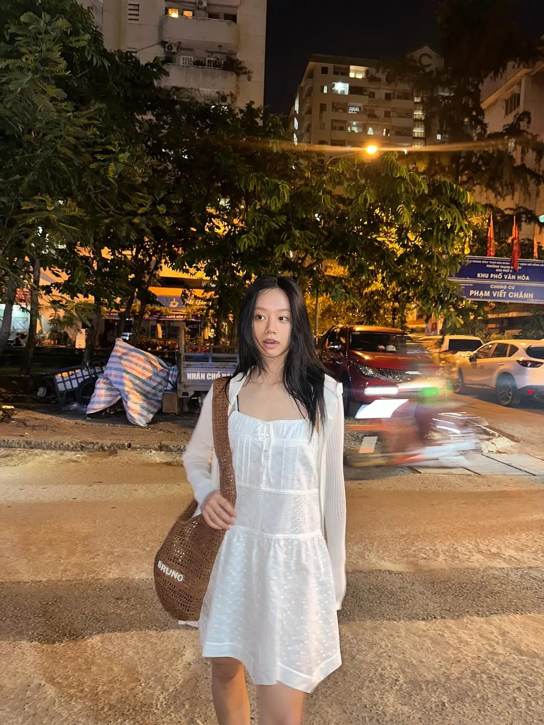 Lee Hyeri đầm trắng 