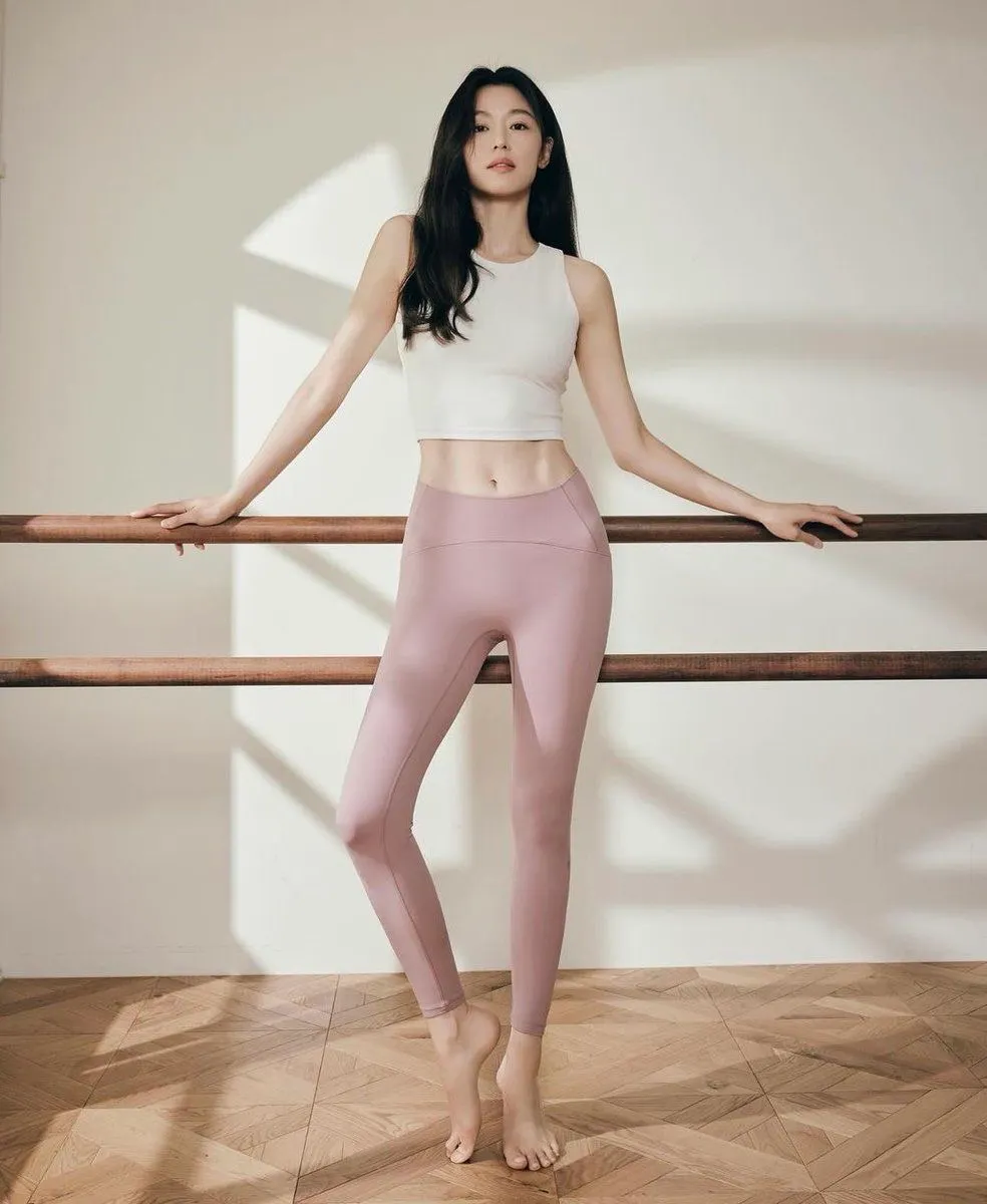 Thân hình chuẩn mực nhờ bí quyết giữ dáng của Jun Ji Hyun.