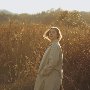 cô gái tóc ngắn mặc áo mangto tử vi ngày 28/12/2025