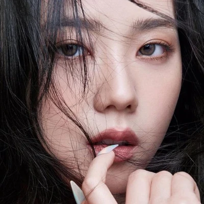 Jisoo tóc đen không tóc bạc sớm