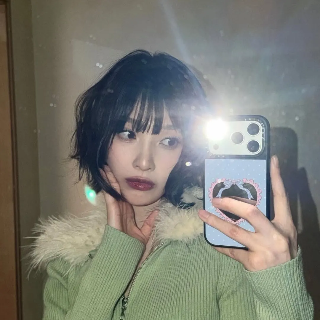 Joy chụp hình với kiểu tóc mới