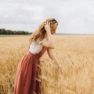 cô gái trên cánh đồng lúa tử vi ngày 23/12/2025