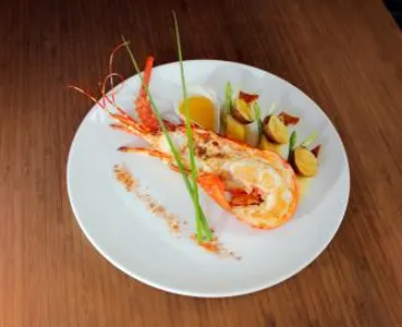 Cùng cảm nhận hương vị biển với thực đơn phong phú