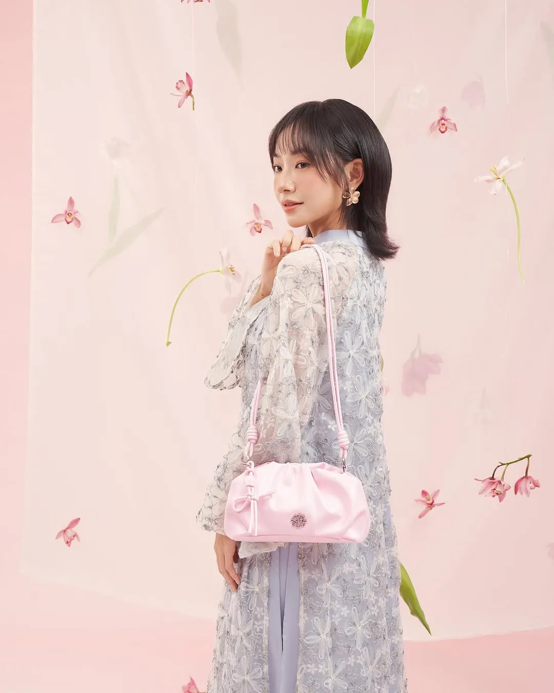 Túi Gieo Mầm cùng áo dài thanh lịch.