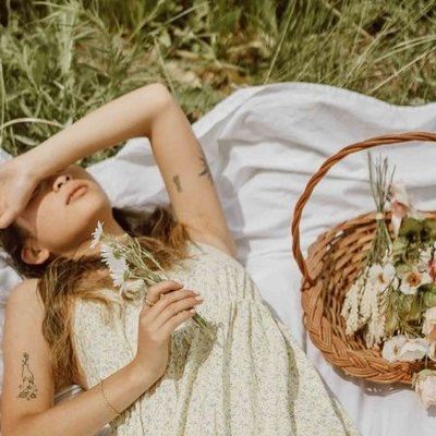cô gái độc thân nằm che mắt jasmin chew unsplash