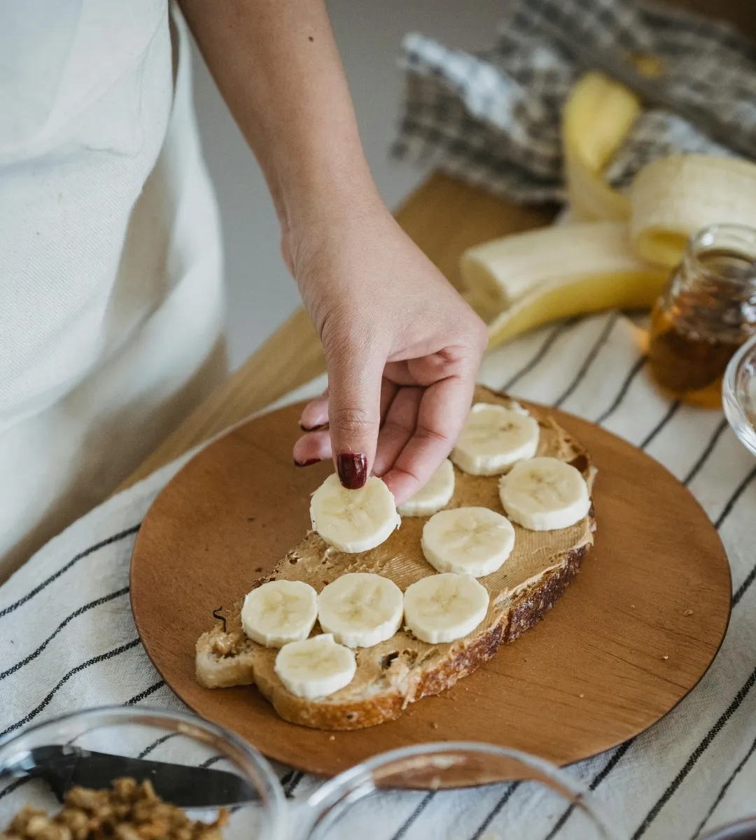 Bánh mì sourdough kết hợp với chuối và bơ đậu phộng