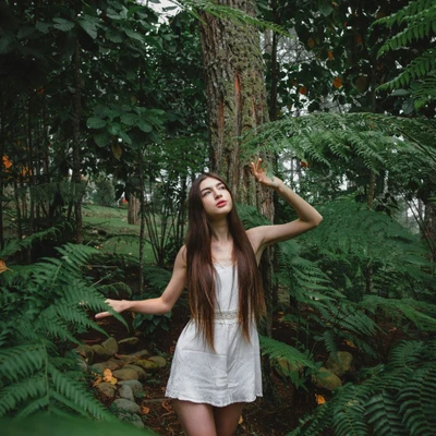 cô gái đứng trong khu rừng lịch cắt tóc tháng 5/2026