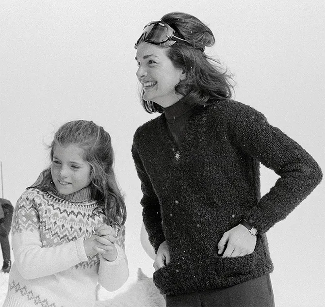 Trong chuyến đi trượt tuyết năm 1965 cùng con gái Caroline, Jacqueline Kennedy đã đeo một trong những chiếc Cartier Tank của mình ngay trên sườn núi.