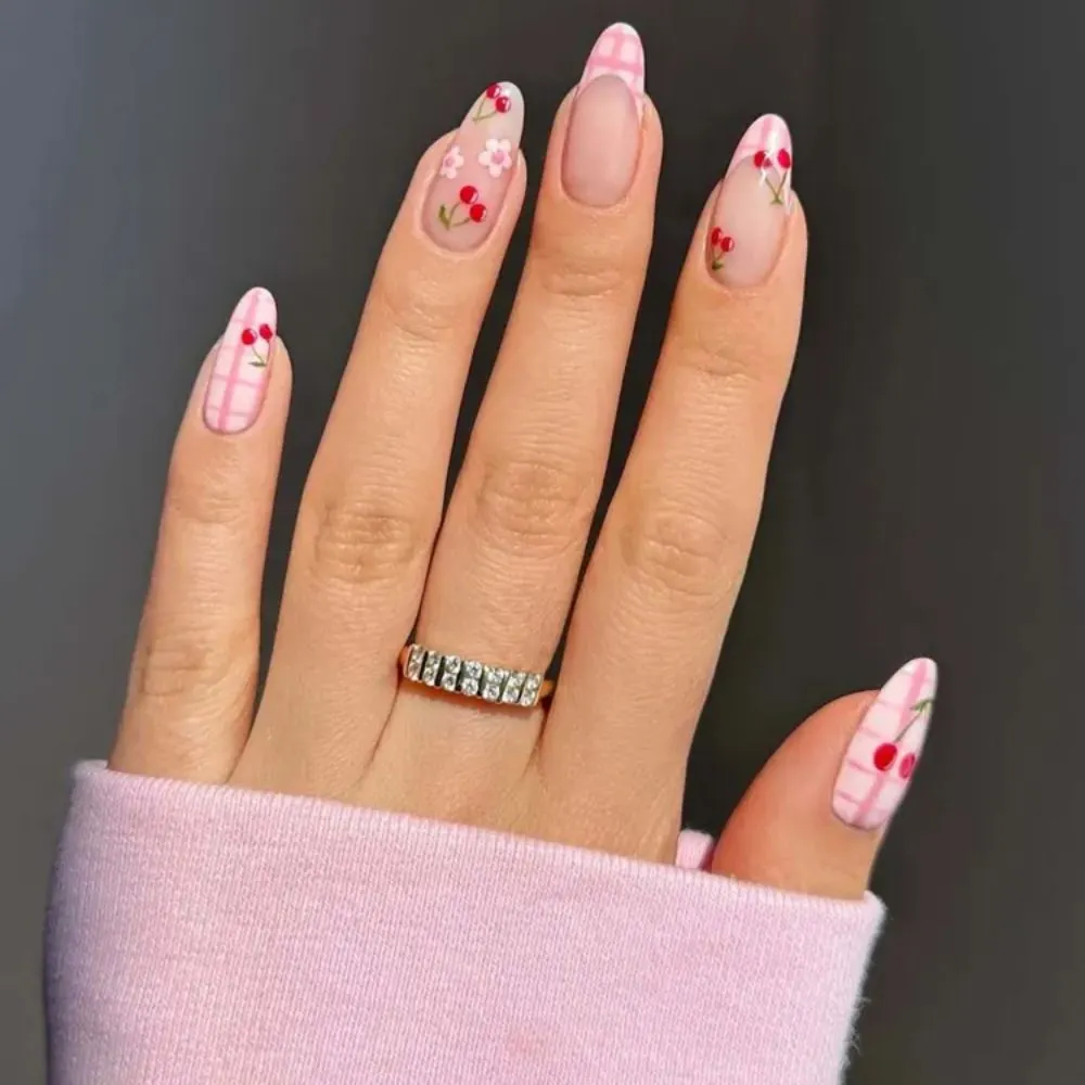 Mẫu móng caro kết hợp họa tiết cherry