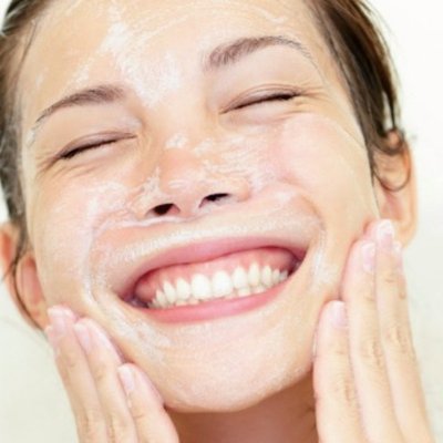 cô gái đang rửa sữa rửa mặt làm sạch sai cách