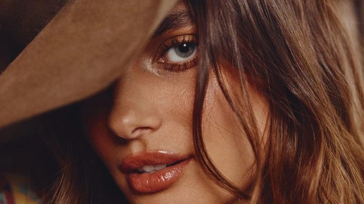 Taylor Hill và san r phẩm làm đẹp yêu thích.