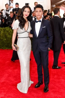 Trần Khôn lịch lãm với tuxedo của Burberry, sánh vai cùng Thang Duy