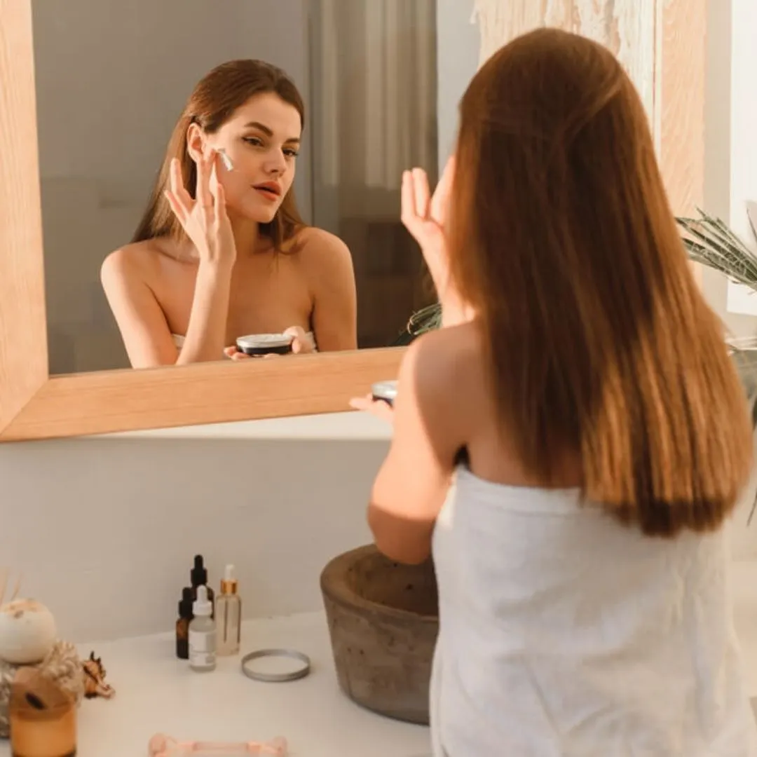 Lựa chọn các sản phẩm đặc trị phù hợp giúp tối ưu hóa hiệu quả chăm sóc da tuổi 20.