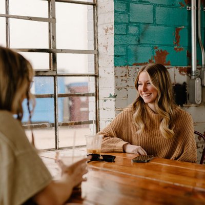 Cách duy trì cuộc trò chuyện cho người hướng nội
