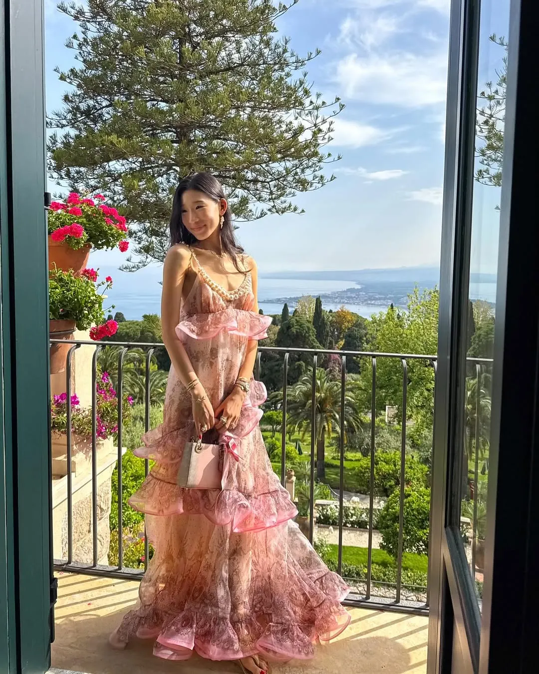 becca bloom diện váy maxi Crush Embellished họa tiết