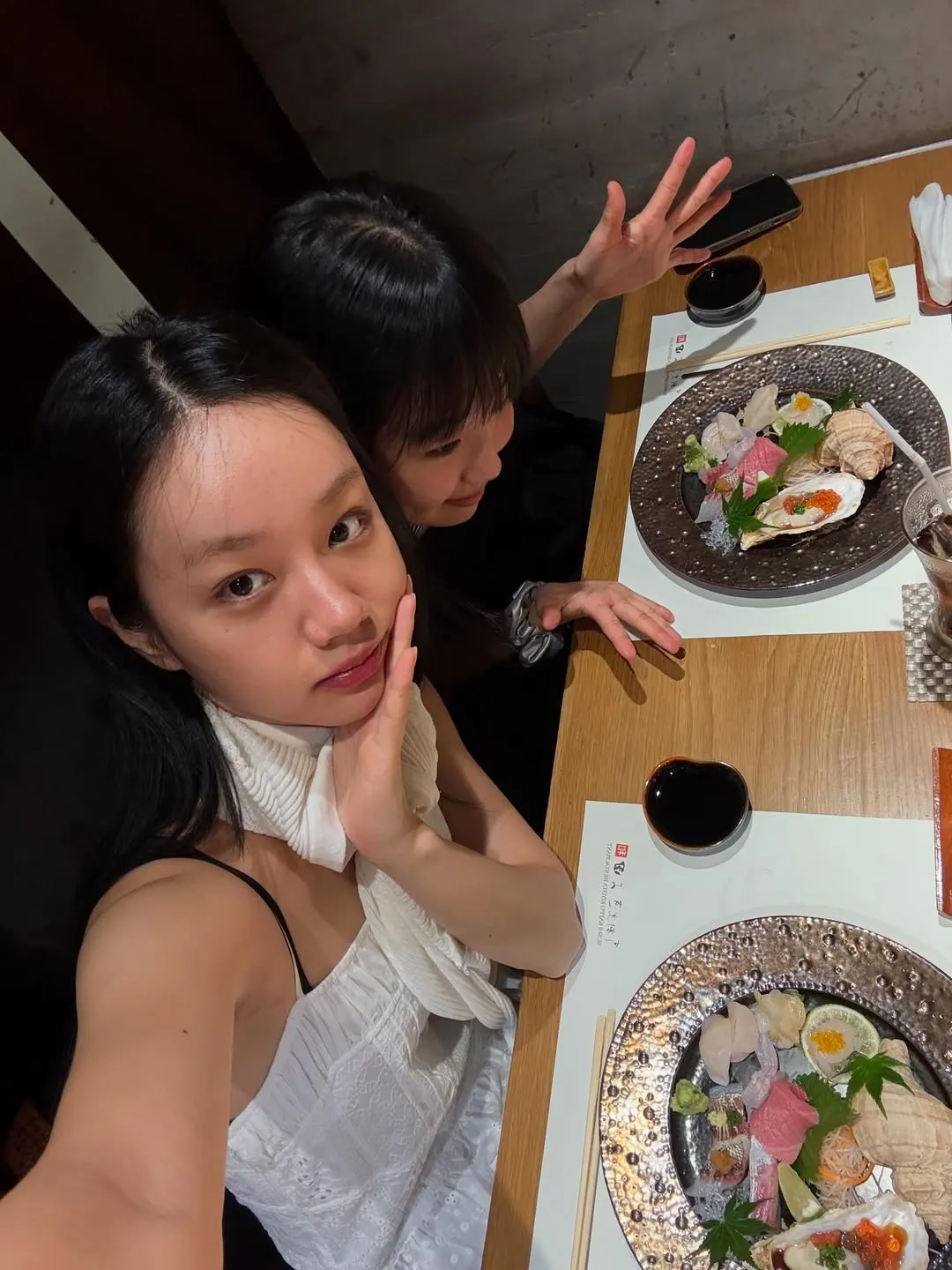 Lee Hyeri diện đầm hai dây