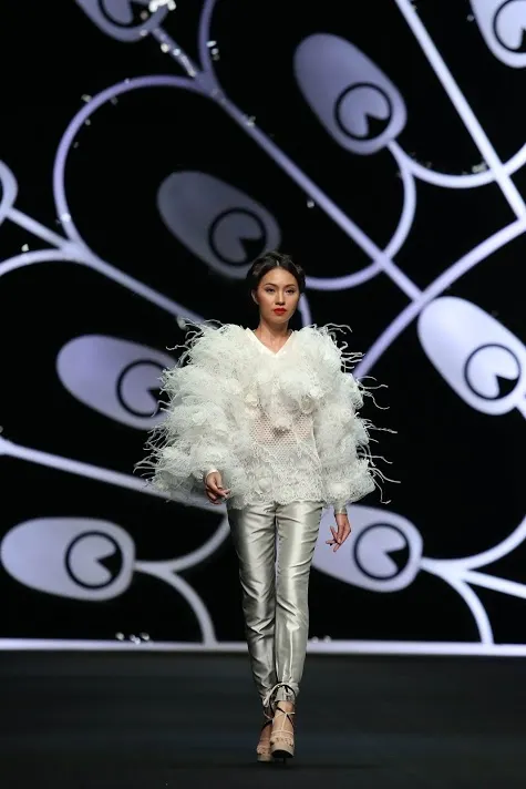 Tương tự với một thiết kế cầu kì lạ mắt màu trắng