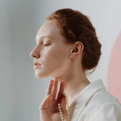 cô gái thư giãn, chăm sóc làm đẹp da tại nhà