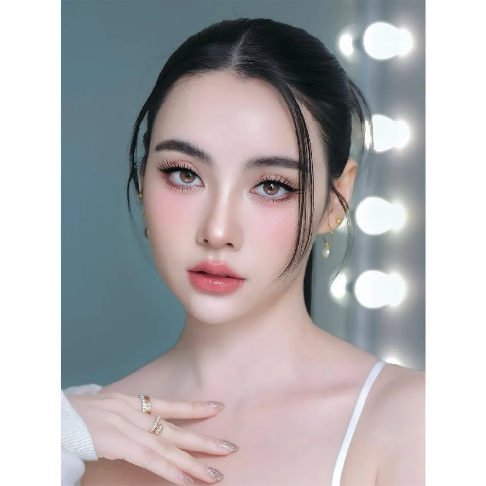 Làn da tươi trẻ của nữ diễn viên Thái Lan Mookda Narinrak là kết quả của chu trình dưỡng da với các mỹ phẩm có hoạt chất chống oxy hóa.