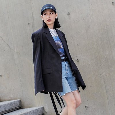 áo thun phom rộng cùng quần shorts và áo blazer, thắt lưng