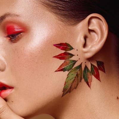 Hình xăm đẹp-Cô gái xăm hình chiếc lá.