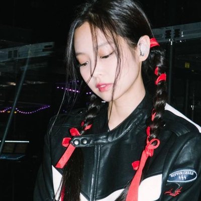 trend cột tóc với ruy băng như jennie