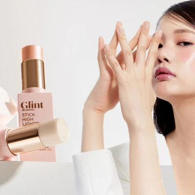 Phụ nữ bên cạnh mỹ phẩm Glint.
