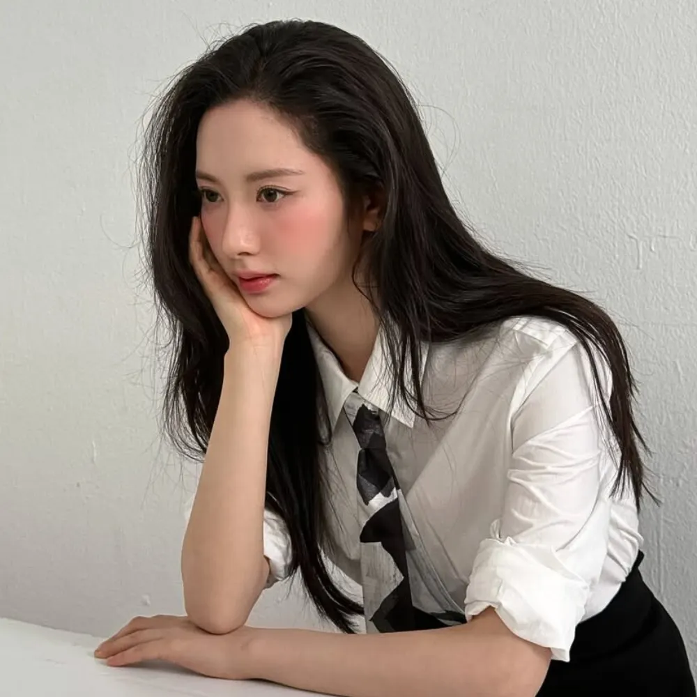 Bona mang sơ mi trắng