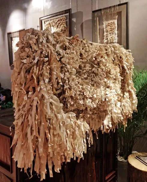 Triển lãm nghệ thuật sắp đặt: Tình yêu chất liệu - ELLE.VN