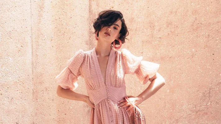 xu hướng mặc đẹp với màu hồng thạch anh rose quartz mùa hè 2020