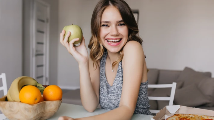 cô gái mỉm cười thực phẩm cải thiện tinh thần