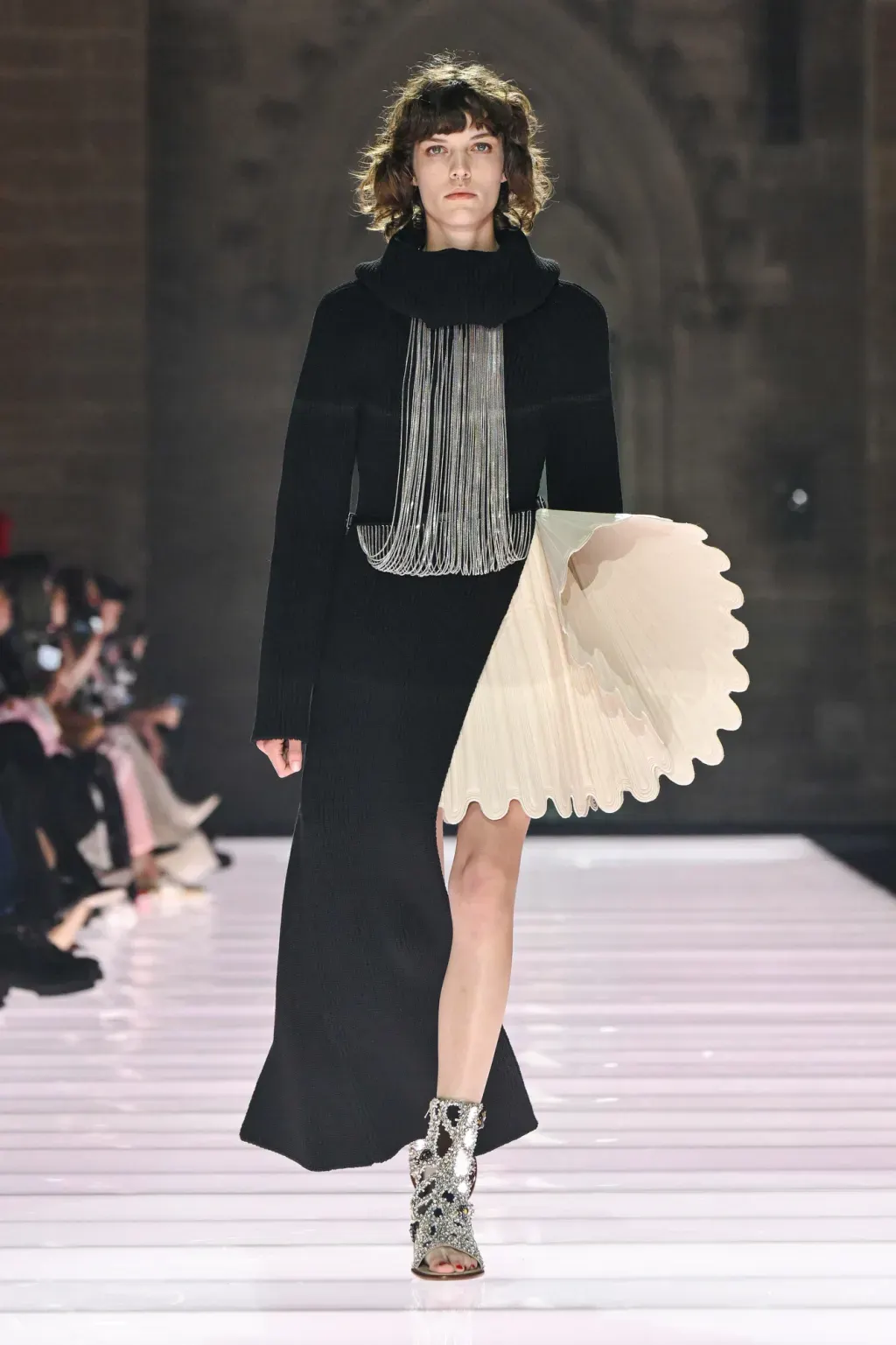 váy đen cắt xẻ louis vuitton cruise 2026