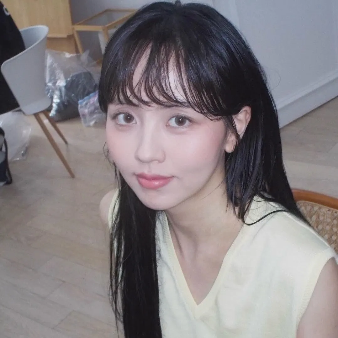 Kim So Hyun xinh đẹp với làn da căng bóng trong khung hình.