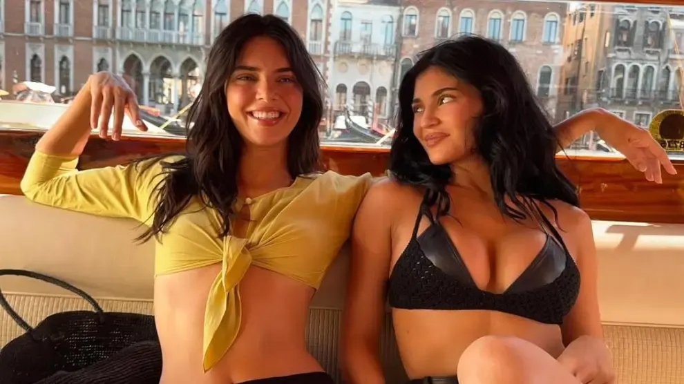 kendall and kyllie jenner trên du thuyền venice