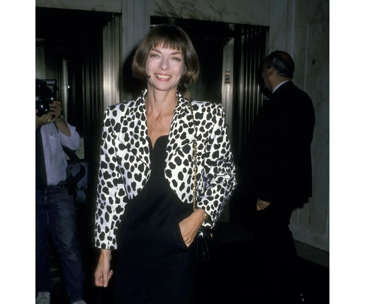 Anna Wintour tại sự kiện Tiffany, năm 1989 – mái tóc bob đặc trưng và phong thái đã thành hình.