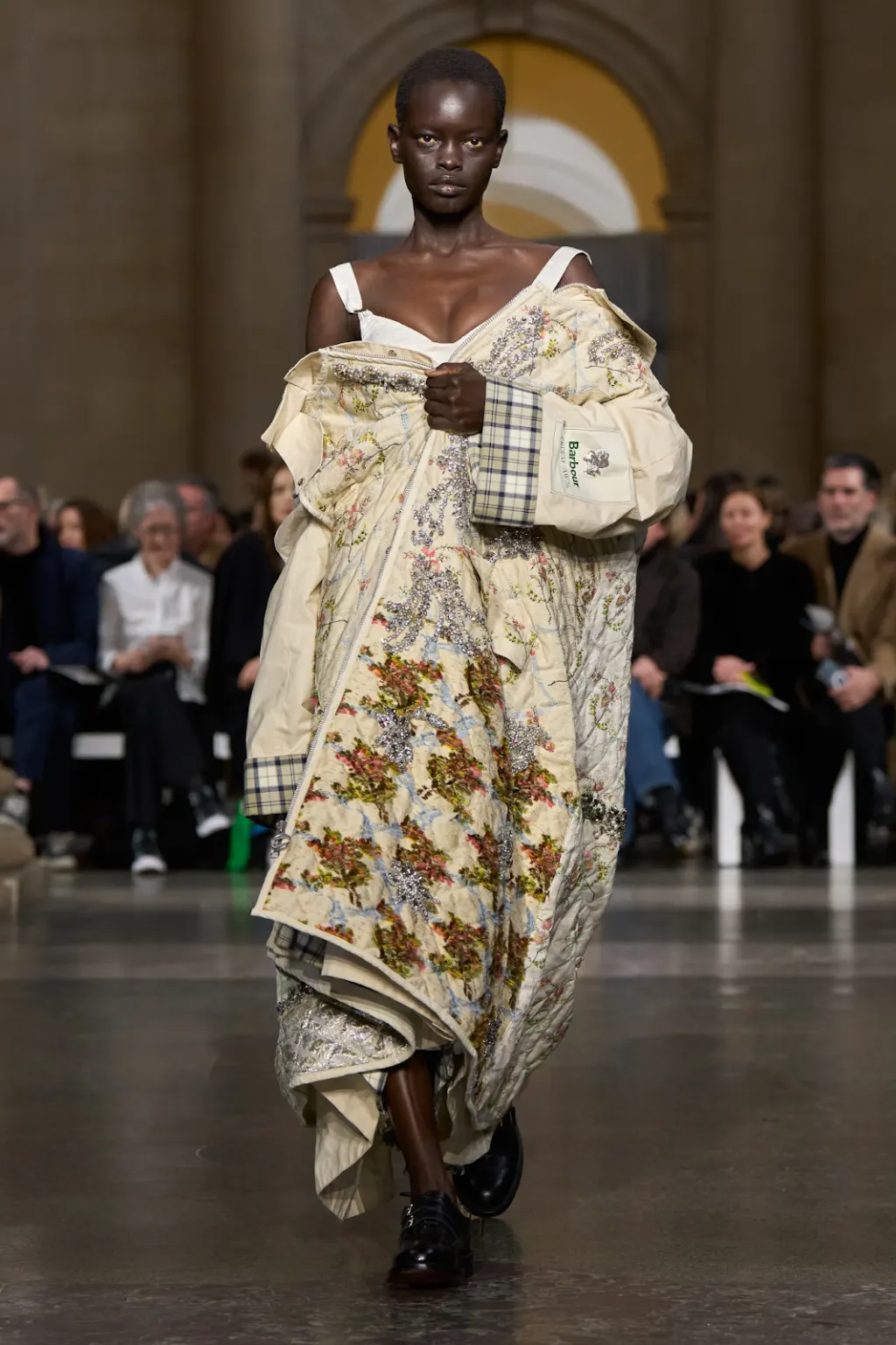 Cuộc trò chuyện đầy xúc động giữa quá khứ và hiện tại, nơi những kỷ niệm 20 năm được thêu dệt lại trong dáng hình mới.