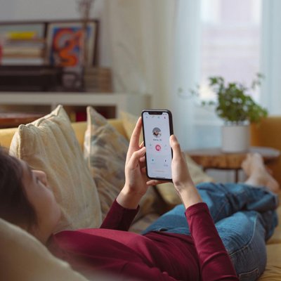 cô gái gen z dùng ứng dụng hẹn hò