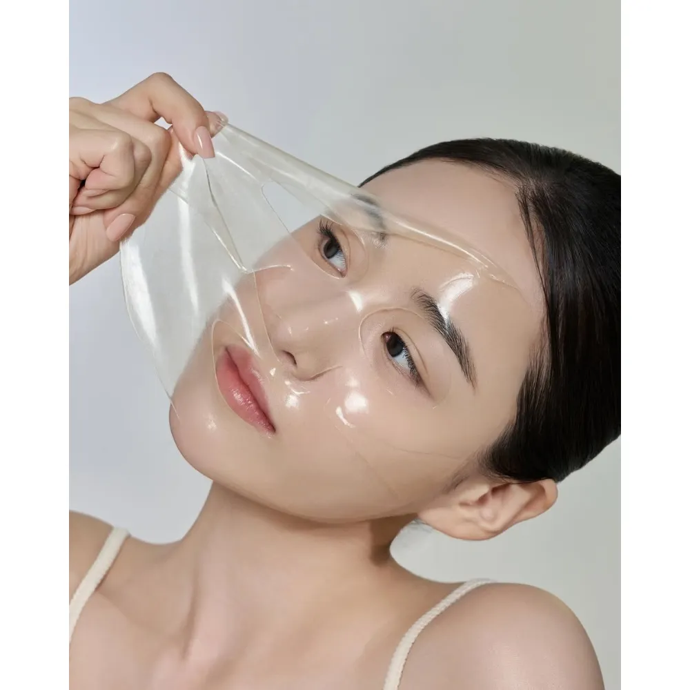 Cận cảnh chiếc mặt nạ gel trong suốt.
