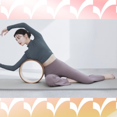 cô gái tập yoga với dụng cụ