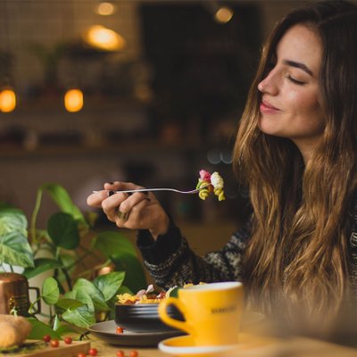 cô gái tự chăm sóc bản thân