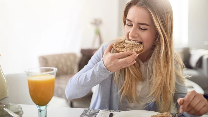 thực phẩm hỗ trợ giảm cân cô gái ăn bánh mì ly nước cam