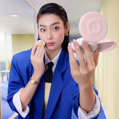 Hình ảnh cô gái trang điểm với Supermatte Cushion của Lemonade.