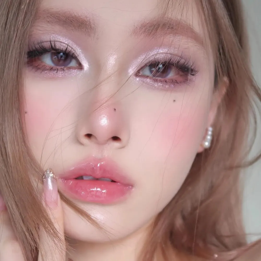 cô gái trang điểm theo venus cung song ngư với nhũ mắt và son tông hồng đào