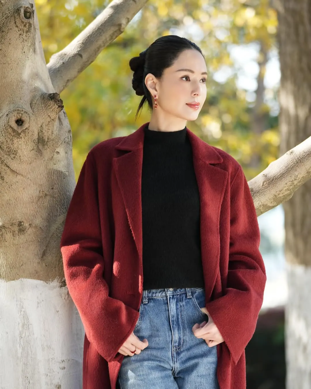 Lý Nhược Đồng diện áo trench coat đỏ 