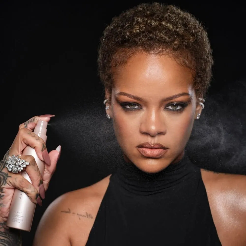 Kiểu tóc pixie xoăn tự nhiên của Rihanna