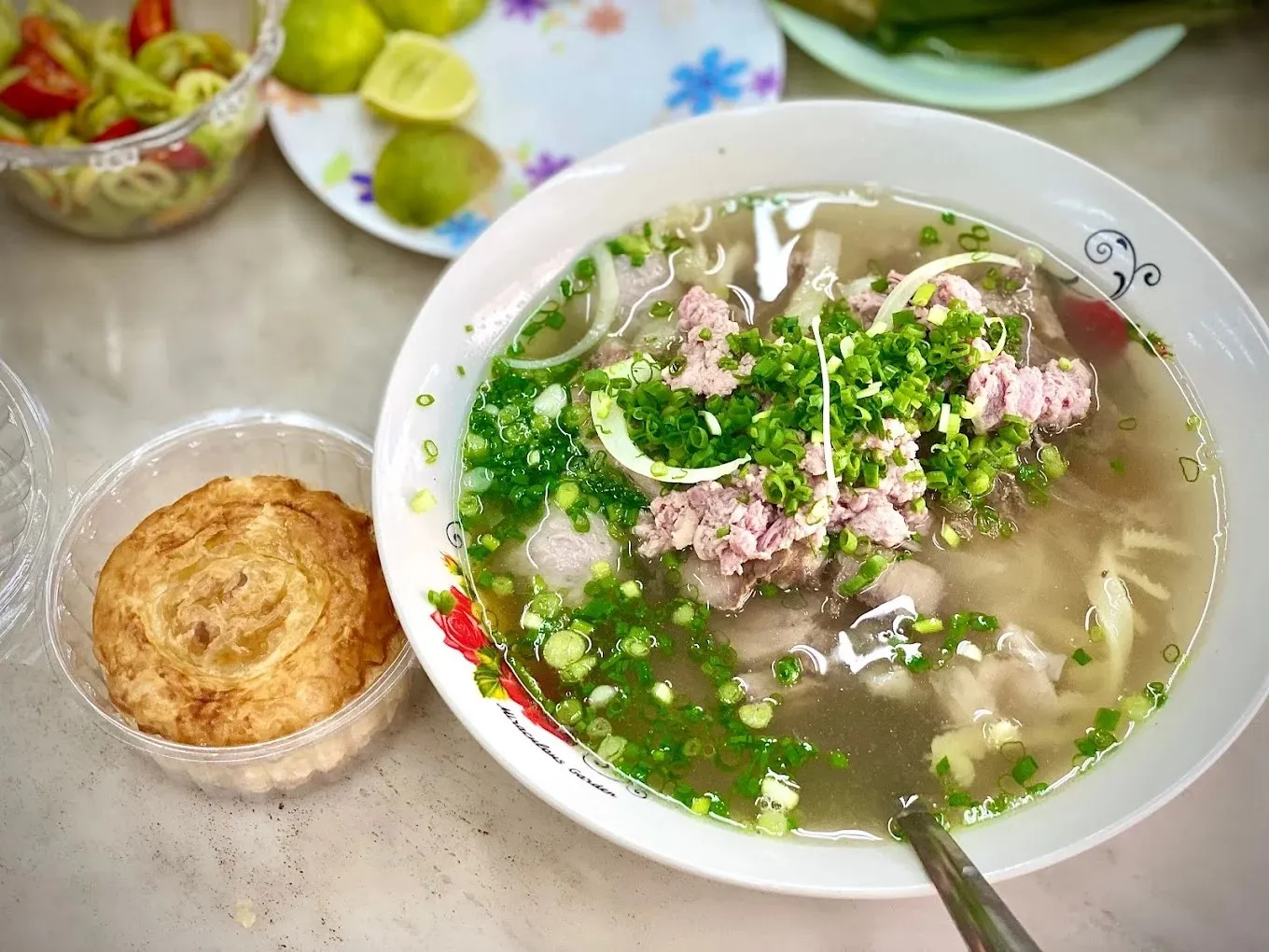 tô phở ở quán Phở Hòa - một trong những quán phở gia đình nổi tiếng và lâu đời nhất tại Sài Gòn với hương vị phở đậm đà