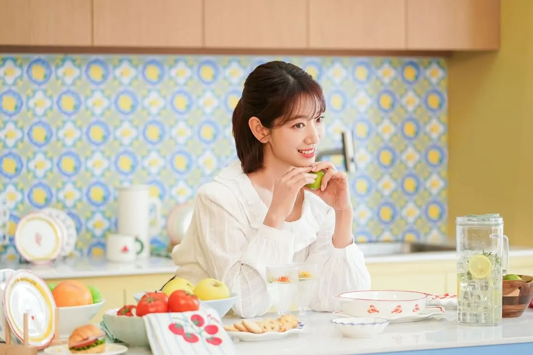 Park Shin Hye xuất hiện cùng các bữa ăn nhẹ với trái cây tươi