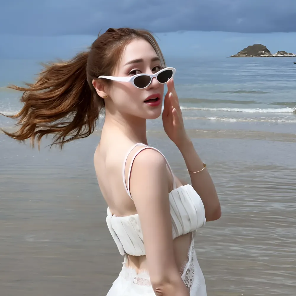 Nữ diễn viên Pim Pimprapa tạo dáng tại bãi biển với kính mắt mèo.