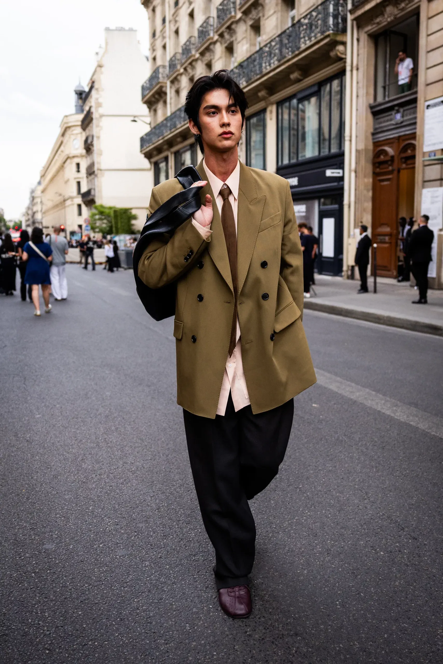 Bright Vachirawit tại Paris fashion week 2025 
