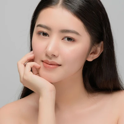 Cô gái ngồi chống tay, da cổ mịn màng